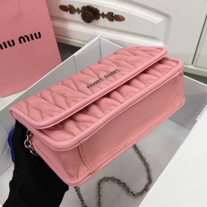 2019人気新作ミュウミュウ(MIUMIU)☆ ショルダーバッグコピー☆どんなアイテムとも相性がいい！絶賛発売中！！ - 画像 (6)