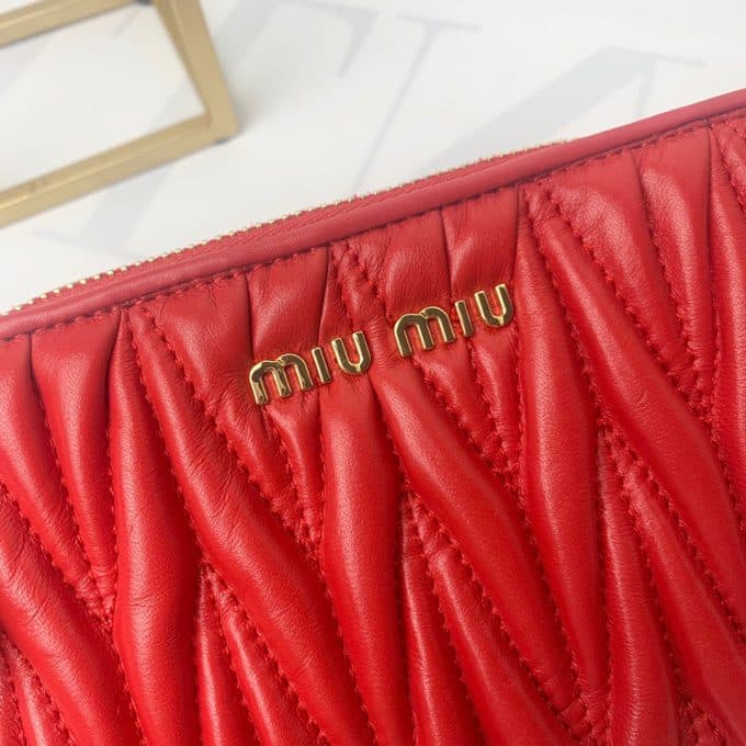 2019新作超売れ筋ミュウミュウ(MIUMIU)☆ ショルダーバッグコピー☆効果抜群♪視線を独り占める!! - 画像 (5)