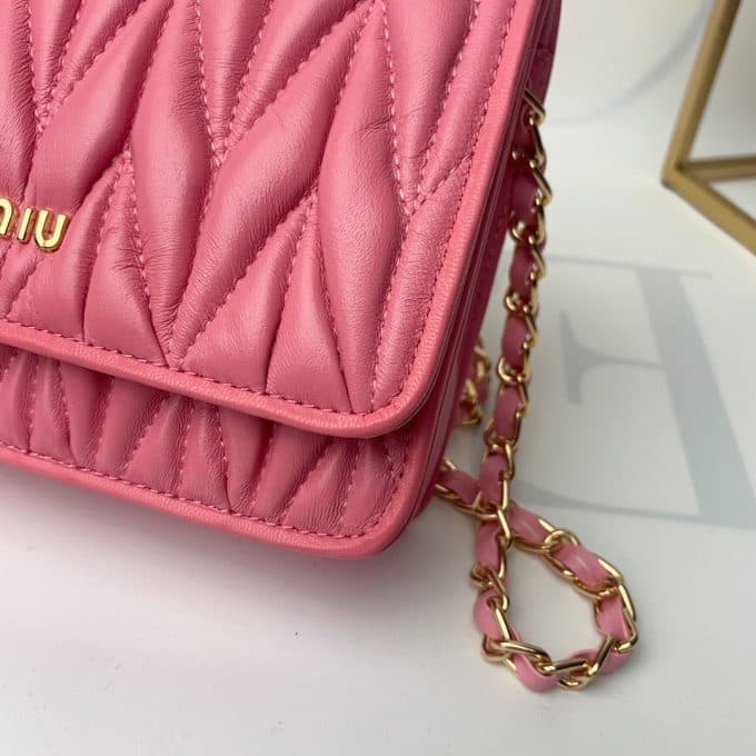 2019新作超売れ筋ミュウミュウ(MIUMIU)☆ ショルダーバッグコピー☆効果抜群♪視線を独り占める!! - 画像 (7)