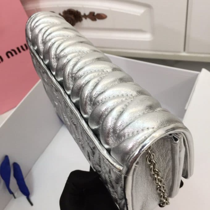 2019秋冬高品質ミュウミュウ(MIUMIU)☆ ショルダーバッグコピー☆気持ちの良い触り心地♪相性抜群！ - 画像 (5)