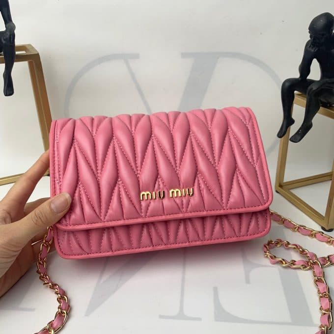2019新作超売れ筋ミュウミュウ(MIUMIU)☆ ショルダーバッグコピー☆効果抜群♪視線を独り占める!!