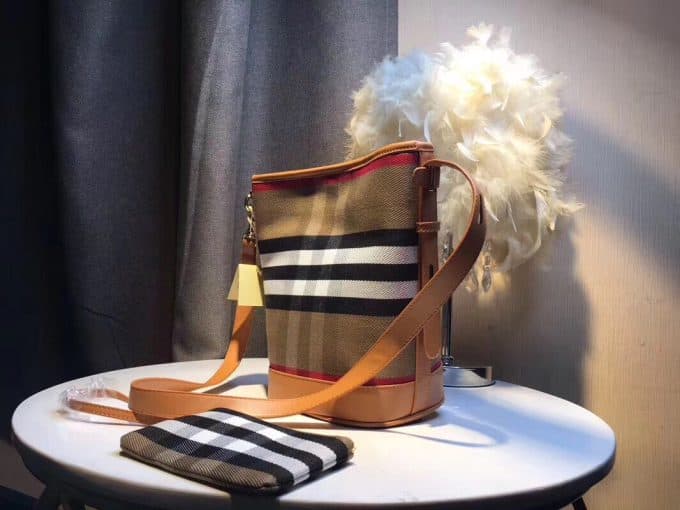 2019秋冬定番商品バーバリー(BURBERRY)☆レディース バケツバッグコピー☆爆発人気商品!数量限定発表★♫♪ - 画像 (2)