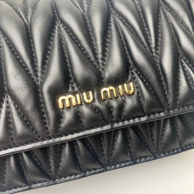 2019秋冬大人気ミュウミュウ(MIUMIU)☆ ショルダーバッグコピー☆絶品定番商品!今から活躍!絶賛発売中！♪♪ - 画像 (6)