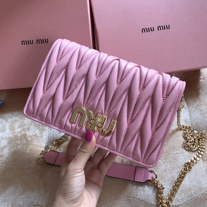 2019秋冬定番商品ミュウミュウ(MIUMIU)☆ ショルダーバッグコピー☆爆発人気商品!数量限定発表★♫♪ - 画像 (4)