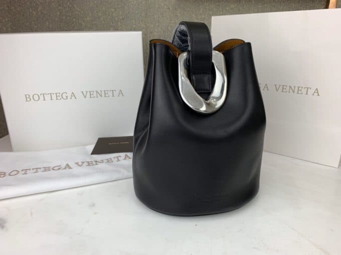 2019秋冬新作☆超売れ筋ボッテガヴェネタ(Bottega Veneta)☆レディースバケツバッグコピー☆特別価格にて販売!!今一番流行っている人気アイテム!! - 画像 (2)