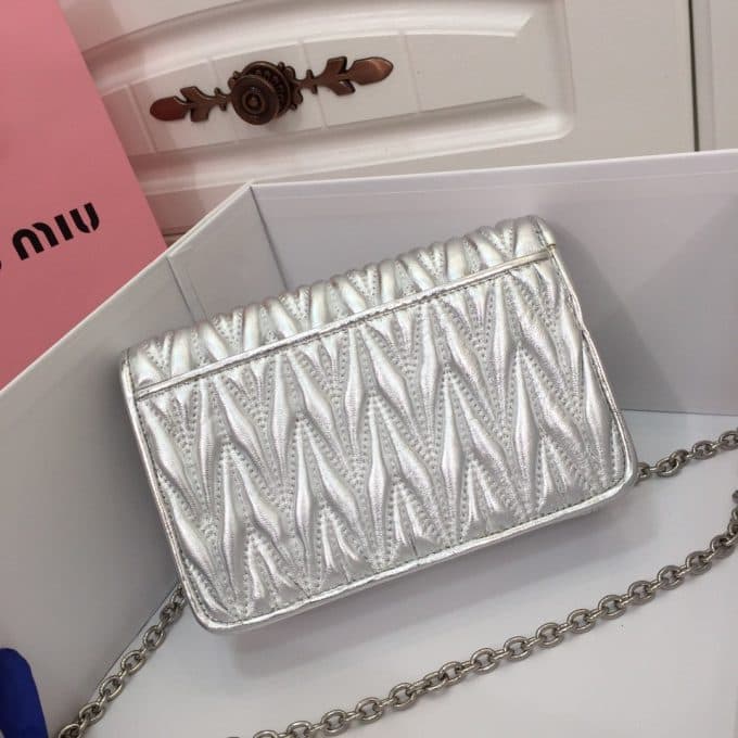 2019秋冬高品質ミュウミュウ(MIUMIU)☆ ショルダーバッグコピー☆気持ちの良い触り心地♪相性抜群！ - 画像 (2)