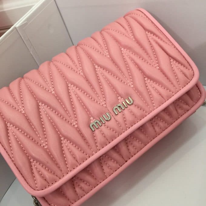 2019人気新作ミュウミュウ(MIUMIU)☆ ショルダーバッグコピー☆どんなアイテムとも相性がいい！絶賛発売中！！ - 画像 (3)