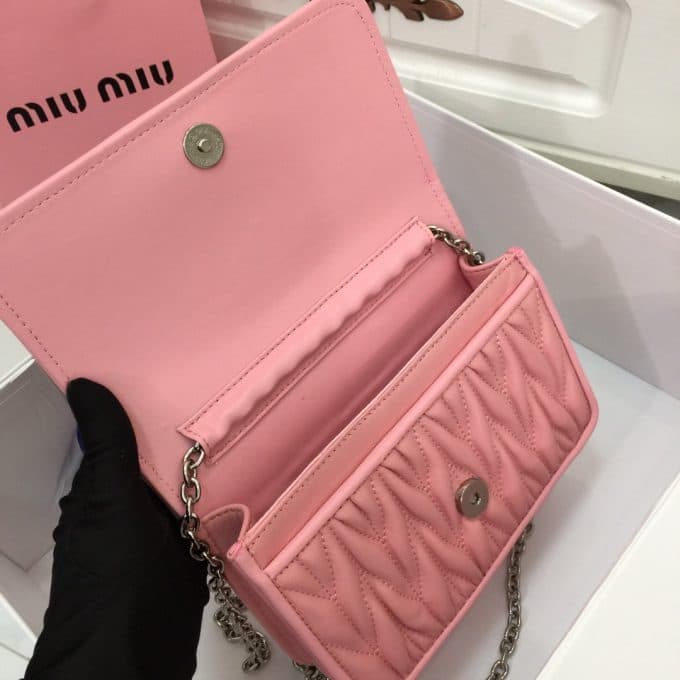 2019人気新作ミュウミュウ(MIUMIU)☆ ショルダーバッグコピー☆どんなアイテムとも相性がいい！絶賛発売中！！ - 画像 (7)
