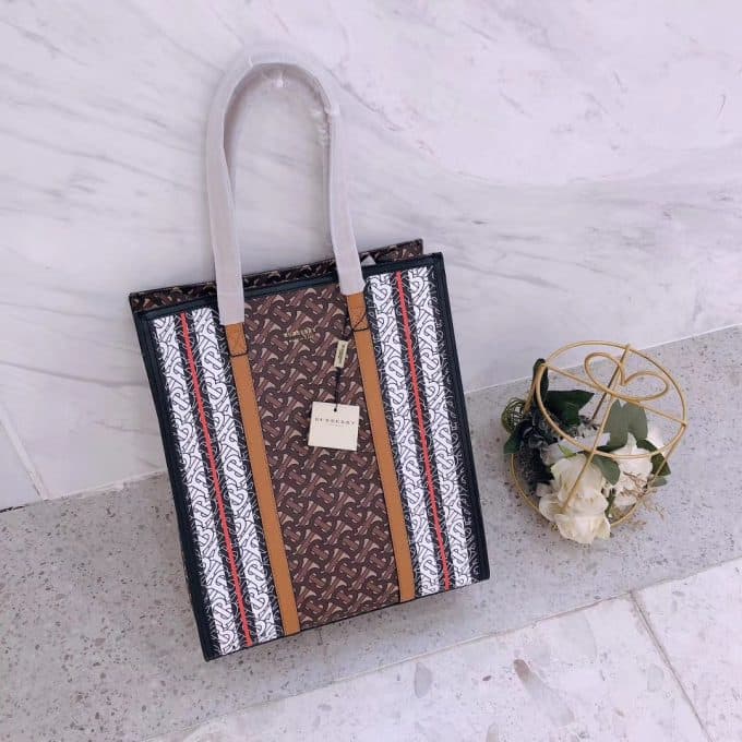2019秋冬定番商品バーバリー(BURBERRY)☆レディース トートバッグコピー☆爆発人気商品!数量限定発表★♫♪ - 画像 (2)