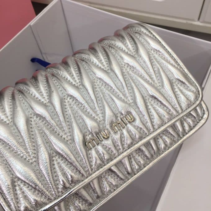 2019秋冬高品質ミュウミュウ(MIUMIU)☆ ショルダーバッグコピー☆気持ちの良い触り心地♪相性抜群！ - 画像 (3)