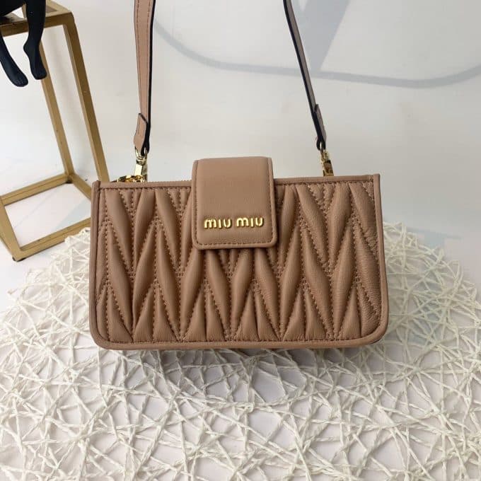 2019秋冬注目度NO.1ミュウミュウ(MIUMIU)☆ ショルダーバッグコピー☆特別価格にて販売!!アイテム続々追加中♪♪♪ - 画像 (4)