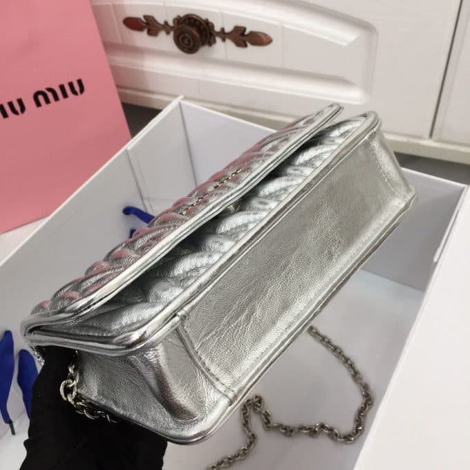 2019秋冬高品質ミュウミュウ(MIUMIU)☆ ショルダーバッグコピー☆気持ちの良い触り心地♪相性抜群！ - 画像 (7)