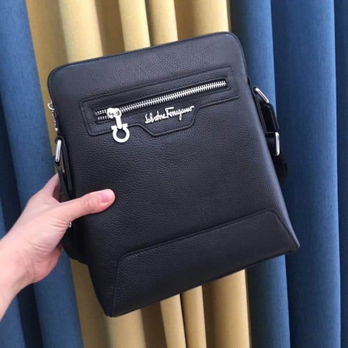 フェラガモ バッグコピー 定番人気2021新品 Ferragamo メンズ ショルダーバッグ