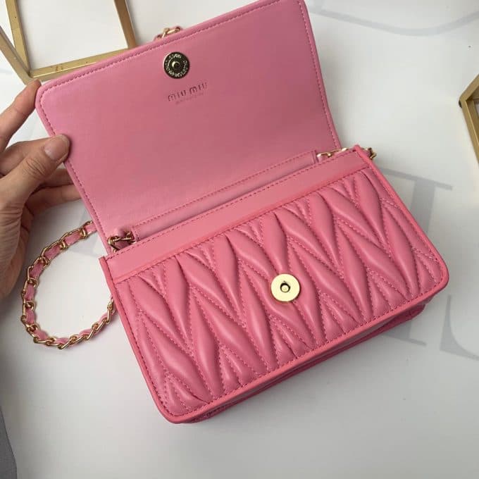 2019新作超売れ筋ミュウミュウ(MIUMIU)☆ ショルダーバッグコピー☆効果抜群♪視線を独り占める!! - 画像 (8)