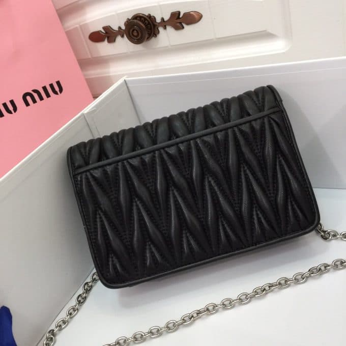 2019人気新作ミュウミュウ(MIUMIU)☆ ショルダーバッグコピー☆どんなアイテムとも相性がいい！絶賛発売中！！ - 画像 (2)