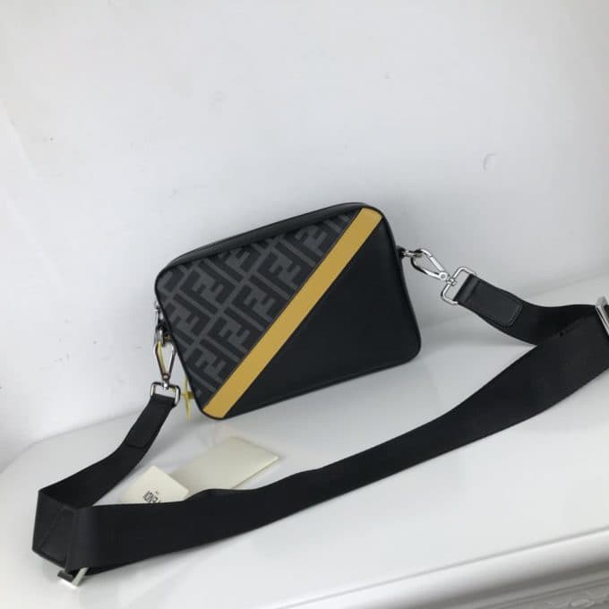 フェンディバッグコピー 2021新品注目度NO.1 FENDI メンズ ショルダーバッグ