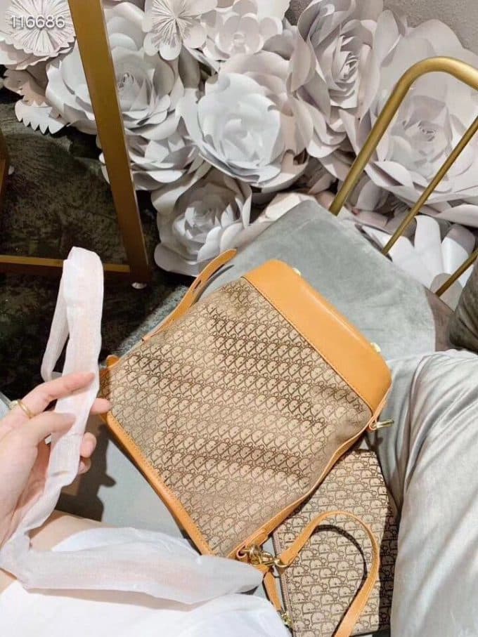 2019秋冬新作☆超売れ筋バーバリー(BURBERRY)☆レディース バケツバッグコピー☆特別価格にて販売!!今一番流行っている人気アイテム!! - 画像 (2)