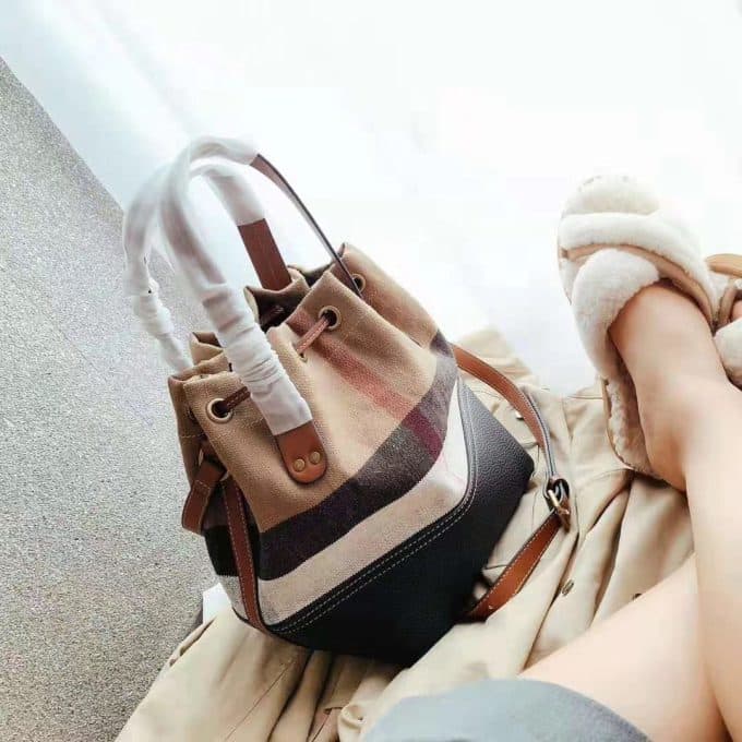 2019秋冬新作☆超売れ筋バーバリー(BURBERRY)☆レディース バケツバッグコピー☆特別価格にて販売!!今一番流行っている人気アイテム!! - 画像 (3)
