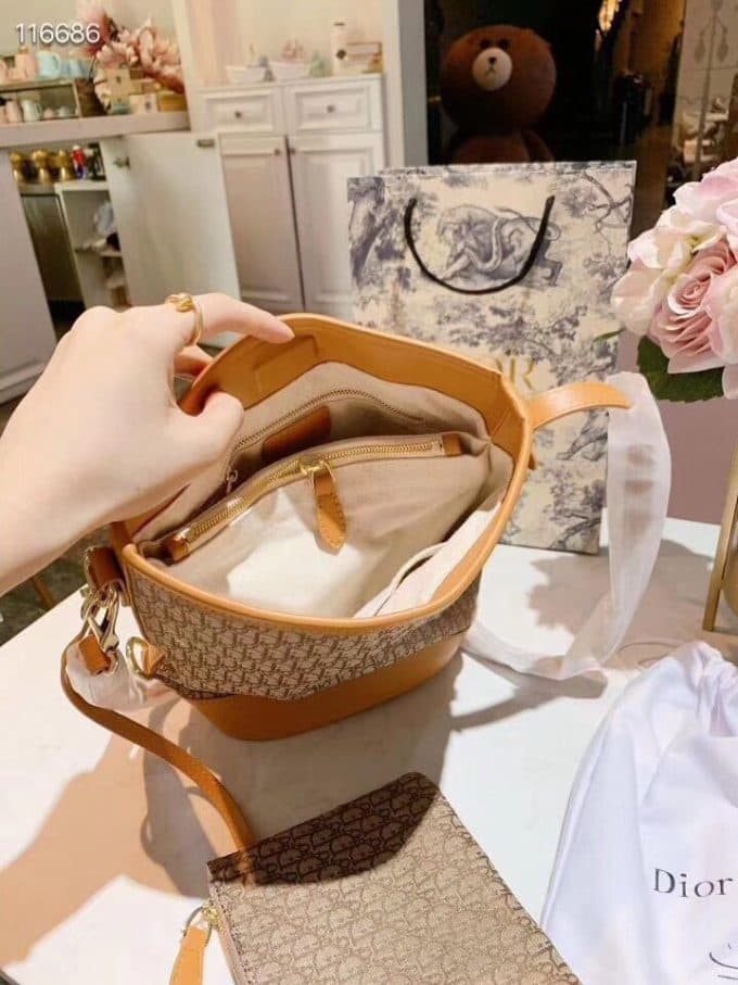 2019秋冬新作☆超売れ筋バーバリー(BURBERRY)☆レディース バケツバッグコピー☆特別価格にて販売!!今一番流行っている人気アイテム!! - 画像 (4)