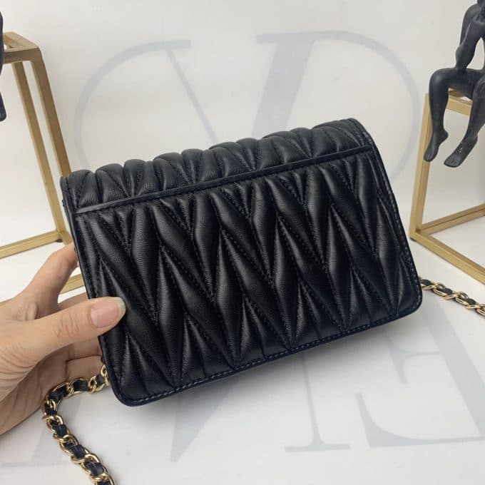 2019秋冬大人気ミュウミュウ(MIUMIU)☆ ショルダーバッグコピー☆絶品定番商品!今から活躍!絶賛発売中！♪♪ - 画像 (2)