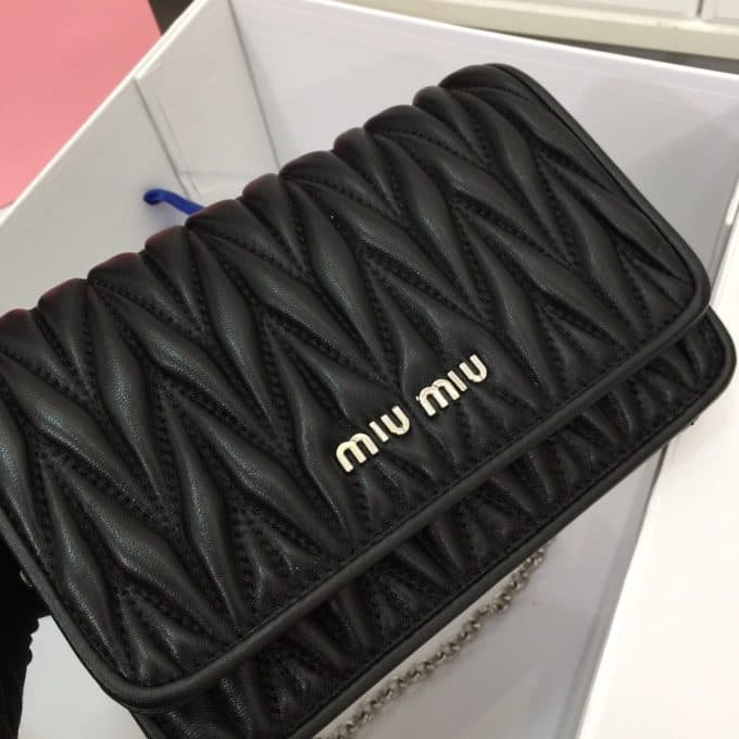 2019人気新作ミュウミュウ(MIUMIU)☆ ショルダーバッグコピー☆どんなアイテムとも相性がいい！絶賛発売中！！ - 画像 (3)
