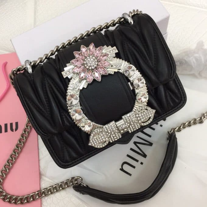 2019人気新作ミュウミュウ(MIUMIU)☆ ショルダーバッグコピー☆どんなアイテムとも相性がいい！絶賛発売中！！ - 画像 (2)