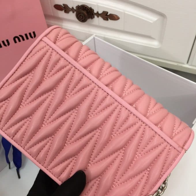 2019人気新作ミュウミュウ(MIUMIU)☆ ショルダーバッグコピー☆どんなアイテムとも相性がいい！絶賛発売中！！ - 画像 (4)