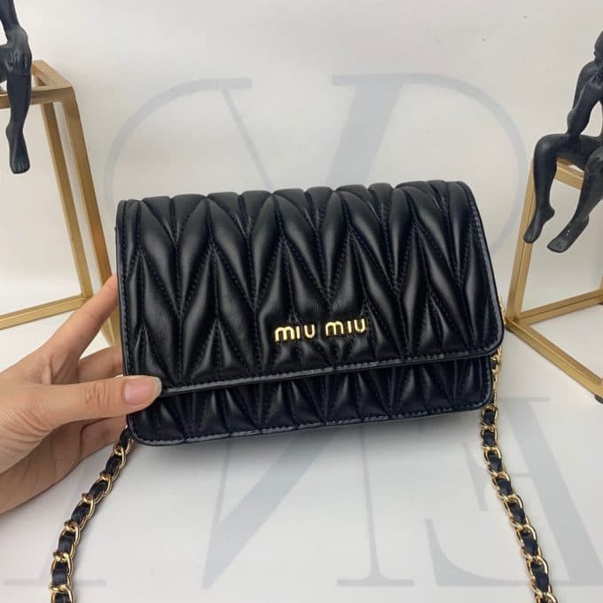 2019秋冬大人気ミュウミュウ(MIUMIU)☆ ショルダーバッグコピー☆絶品定番商品!今から活躍!絶賛発売中！♪♪
