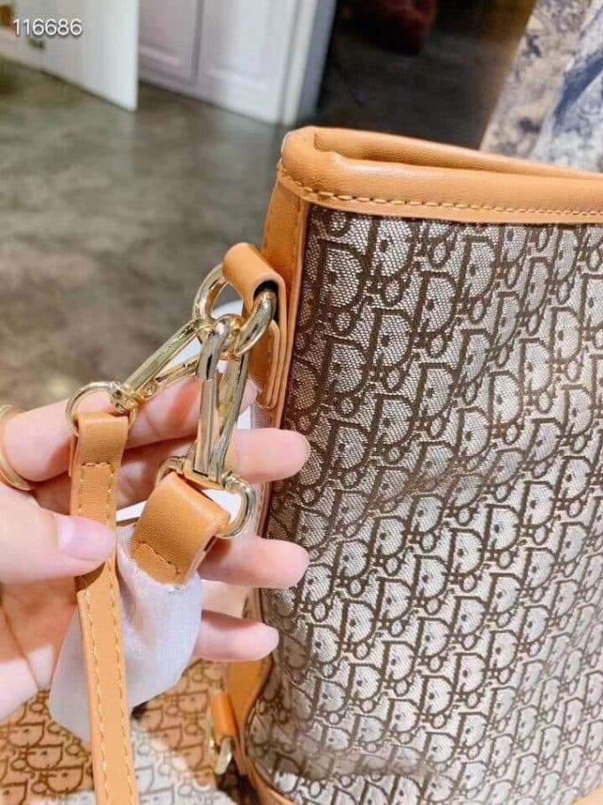 2019秋冬新作☆超売れ筋バーバリー(BURBERRY)☆レディース バケツバッグコピー☆特別価格にて販売!!今一番流行っている人気アイテム!! - 画像 (3)