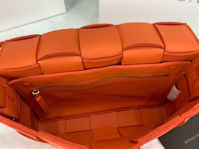 2019秋冬新作☆超売れ筋ボッテガヴェネタ(Bottega Veneta)☆レディース ショルダーバッグコピー☆特別価格にて販売!!今一番流行っている人気アイテム!! - 画像 (5)
