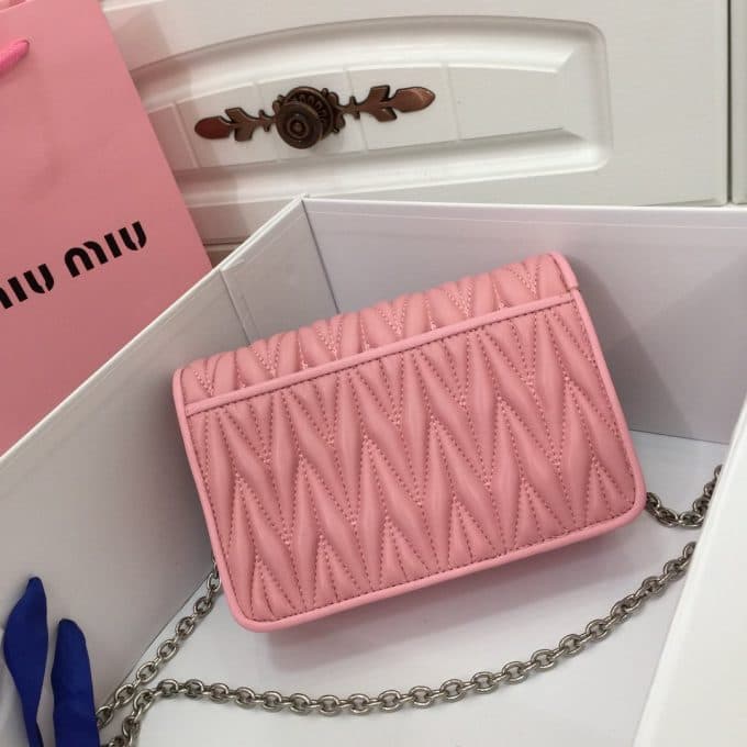 2019人気新作ミュウミュウ(MIUMIU)☆ ショルダーバッグコピー☆どんなアイテムとも相性がいい！絶賛発売中！！ - 画像 (2)