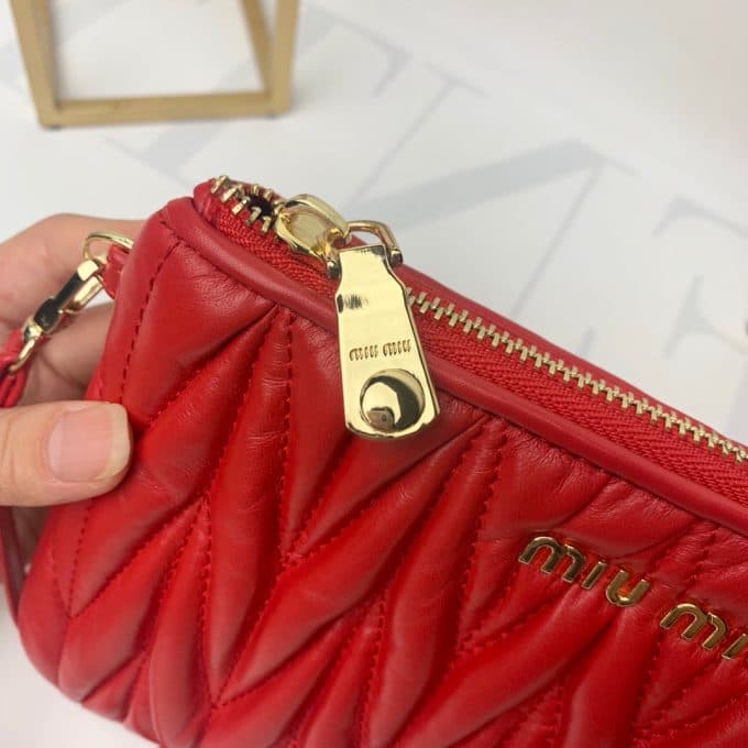 2019新作超売れ筋ミュウミュウ(MIUMIU)☆ ショルダーバッグコピー☆効果抜群♪視線を独り占める!! - 画像 (6)