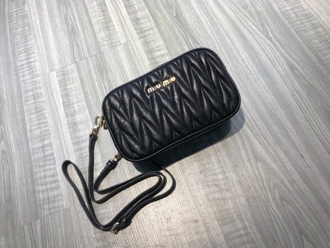 2019秋冬注目度NO.1ミュウミュウ(MIUMIU)☆ ショルダーバッグコピー☆特別価格にて販売!!アイテム続々追加中♪♪♪