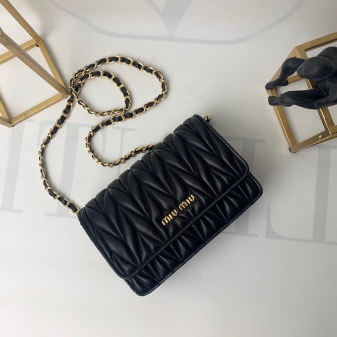 2019秋冬大人気ミュウミュウ(MIUMIU)☆ ショルダーバッグコピー☆絶品定番商品!今から活躍!絶賛発売中！♪♪ - 画像 (5)