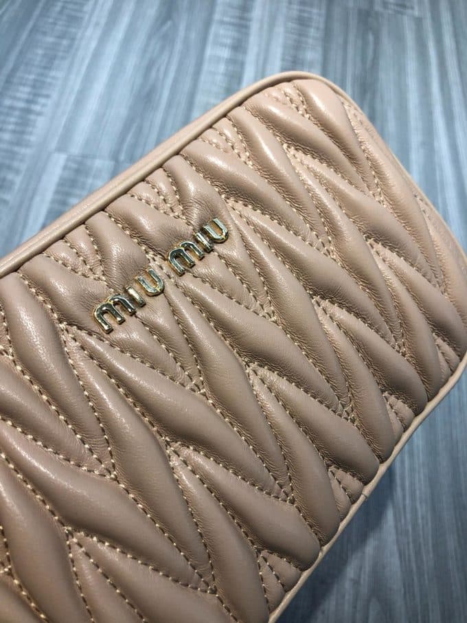 2019秋冬注目度NO.1ミュウミュウ(MIUMIU)☆ ショルダーバッグコピー☆特別価格にて販売!!アイテム続々追加中♪♪♪ - 画像 (7)
