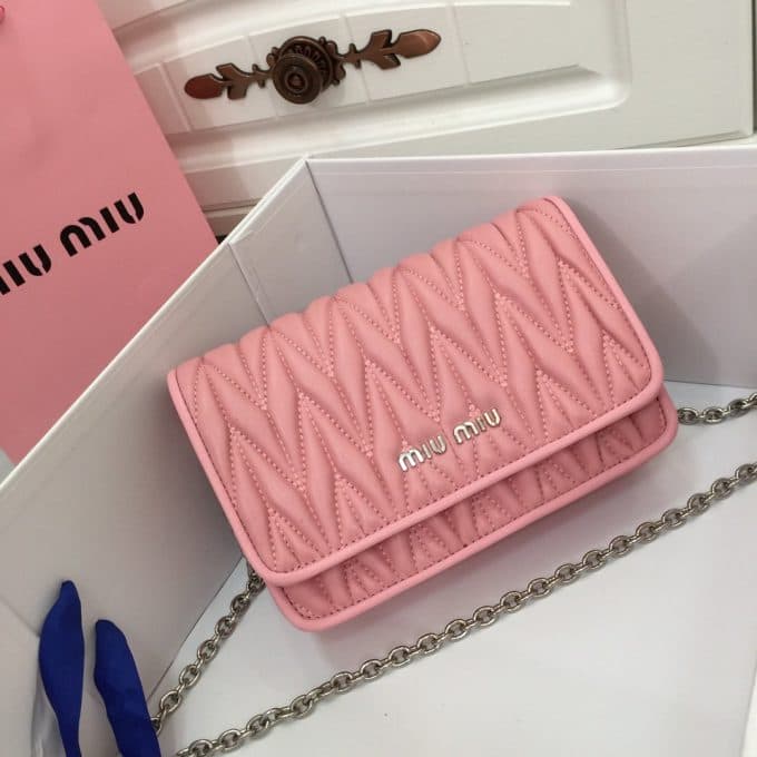2019人気新作ミュウミュウ(MIUMIU)☆ ショルダーバッグコピー☆どんなアイテムとも相性がいい！絶賛発売中！！