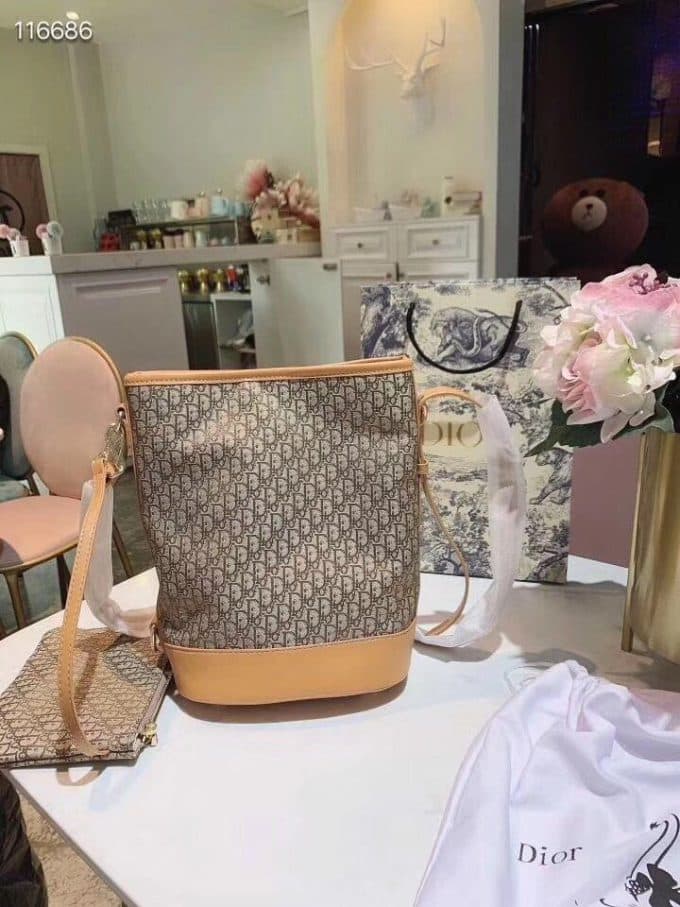 2019秋冬新作☆超売れ筋バーバリー(BURBERRY)☆レディース バケツバッグコピー☆特別価格にて販売!!今一番流行っている人気アイテム!!