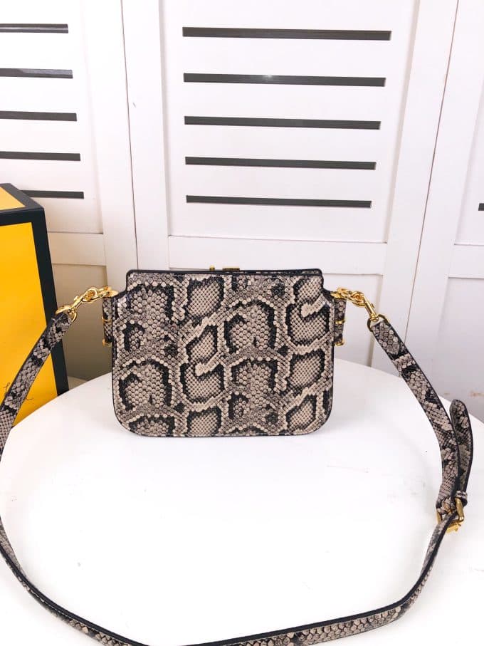 フェンディバッグコピー 2022新品注目度NO.1 FENDI レディース ショルダーバッグ - 画像 (2)
