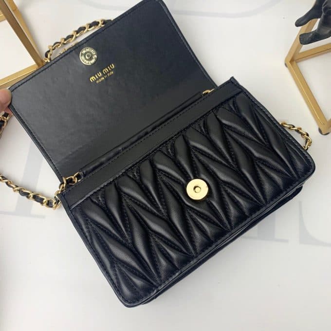 2019秋冬大人気ミュウミュウ(MIUMIU)☆ ショルダーバッグコピー☆絶品定番商品!今から活躍!絶賛発売中！♪♪ - 画像 (8)