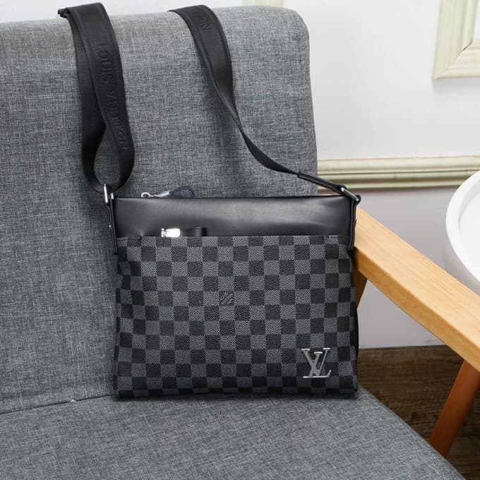 ルイヴィトンバッグコピー 2021新品注目度NO.1 Louis Vuitton メンズ ショルダーバッグ