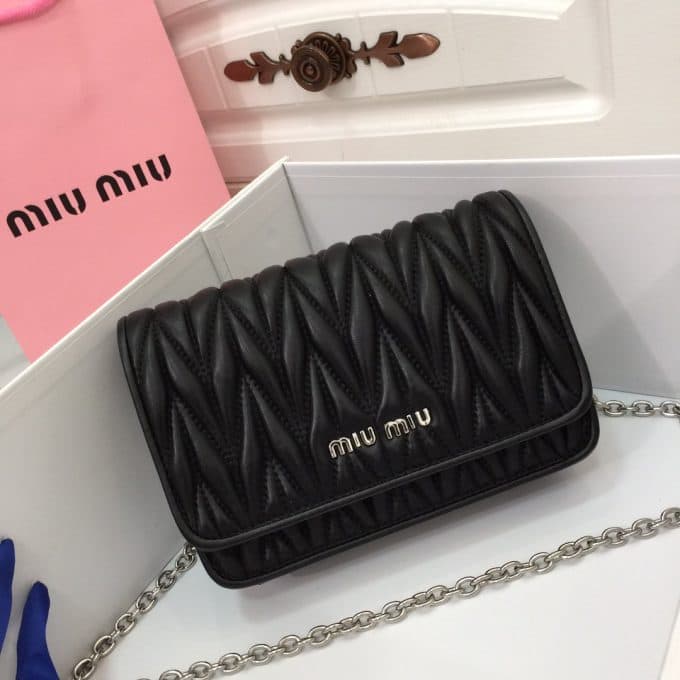 2019人気新作ミュウミュウ(MIUMIU)☆ ショルダーバッグコピー☆どんなアイテムとも相性がいい！絶賛発売中！！