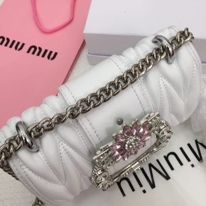 2019人気新作ミュウミュウ(MIUMIU)☆ ショルダーバッグコピー☆どんなアイテムとも相性がいい！絶賛発売中！！ - 画像 (4)