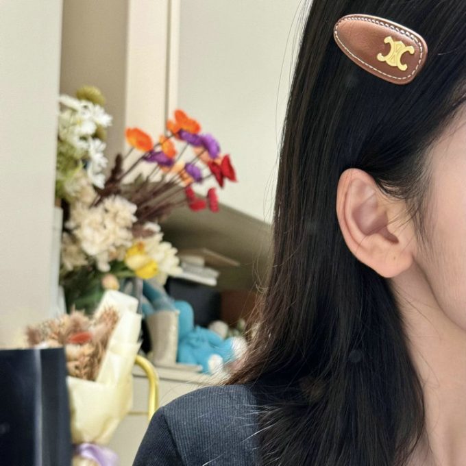 セリーヌ 2025年 ヘアピン CELINE スナップ ヘアクリップ 超可愛い - 画像 (9)