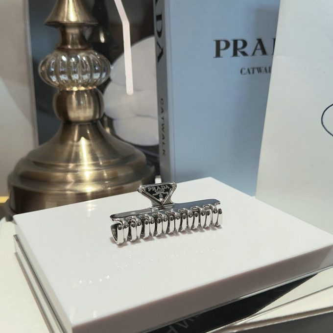 プラダ PRADA 2025年新作 ヘアピン ヘアクリップ 超可愛い - 画像 (2)