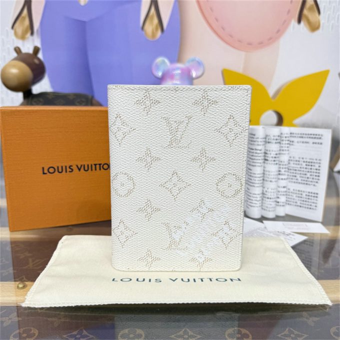 ルイヴィトン 2025年 パスポートカバー M15075 LOUISVUITTON クーヴェルテュール パスポール モノグラム ヘリテージ キャンバス