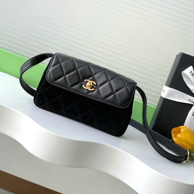 シャネル 2025年 スモール ショルダーバッグ CHANEL スマートフォンかばん スエード レディース