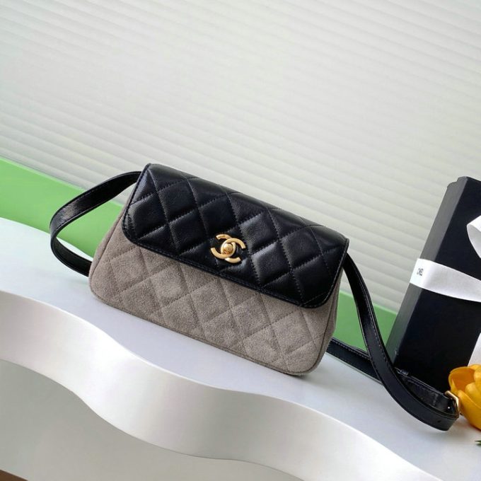 シャネル 2025年 スモール ショルダーバッグ CHANEL スマートフォンかばん スエード レディース