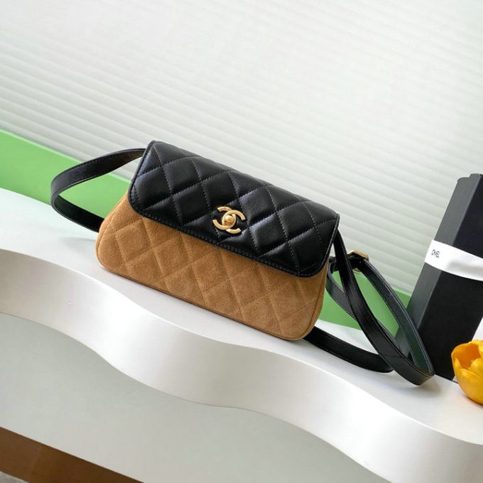 シャネル 2025年 スモール ショルダーバッグ CHANEL スマートフォンかばん スエード レディース