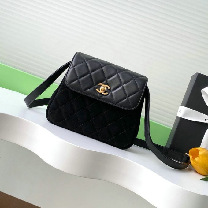 シャネル 2025年 スモール ショルダーバッグ CHANEL スマートフォンかばん スエード レディース
