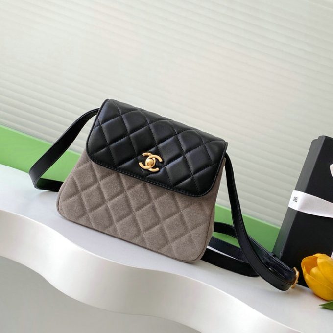シャネル 2025年 スモール ショルダーバッグ CHANEL スマートフォンかばん スエード レディース